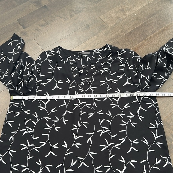 SUZY SHIER Women’s Black & White Floral Dress Blouse, V-Neck Adjustable Sleeve - Picture 8 of 10